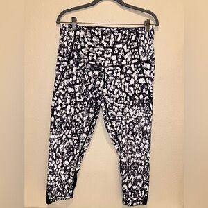 Zella Cropped Tights/Leggings Abstract/Animal Print - Size L - Black/White/Gray+